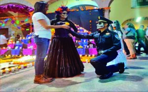 Policías del municipio de Querétaro ponen mega altar a compañeros