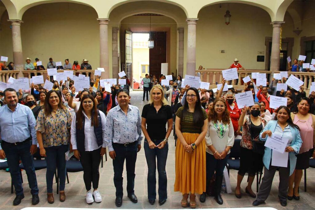 Entregan certificados a las mujeres de Cadereyta por taller de Crecimiento Personal