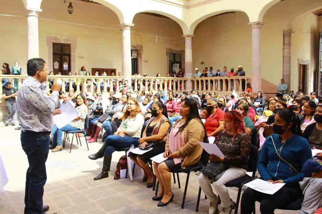 Entregan certificados a las mujeres de Cadereyta por taller de Crecimiento Personal