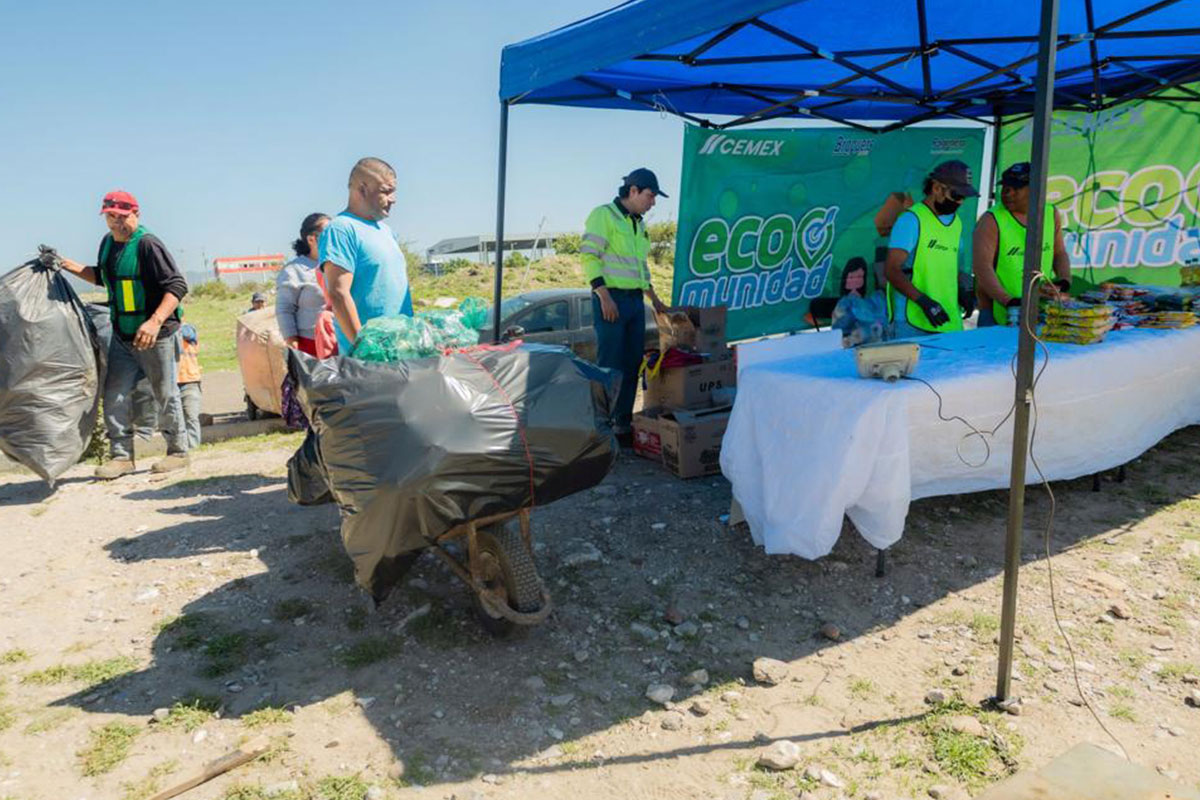 Queretanos canjean residuos de plástico por despensa 