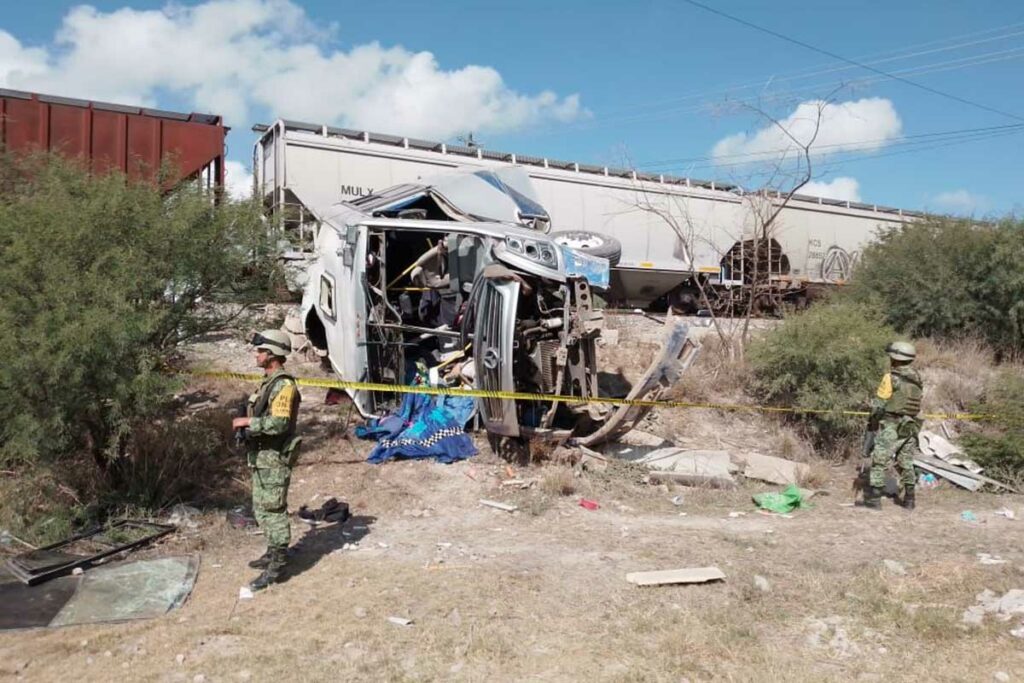 Trágico accidente entre camión de pasajeros y tren en El marqués