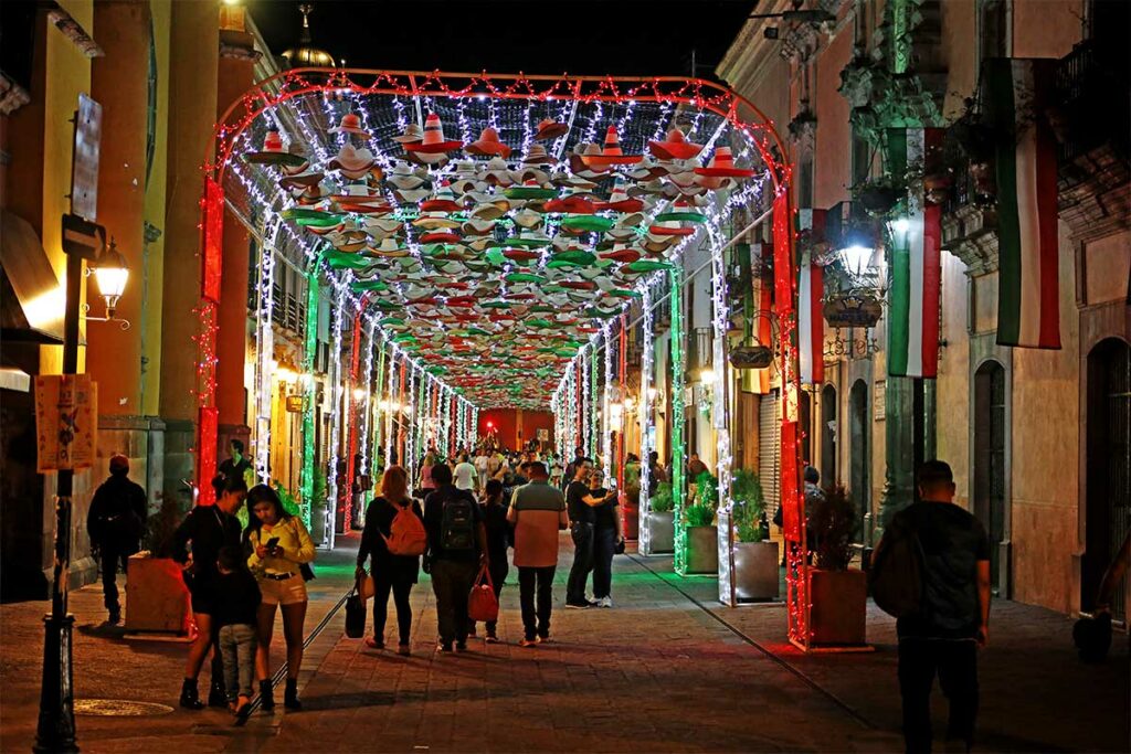 Colores patrios pintan el Centro Histórico de Querétaro
