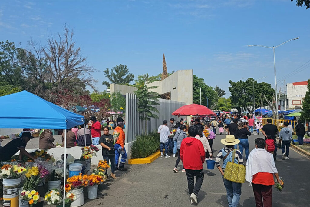Los panteones más visitados son el de Cimatario, Santa Rosa Jáuregui y Mompaní.