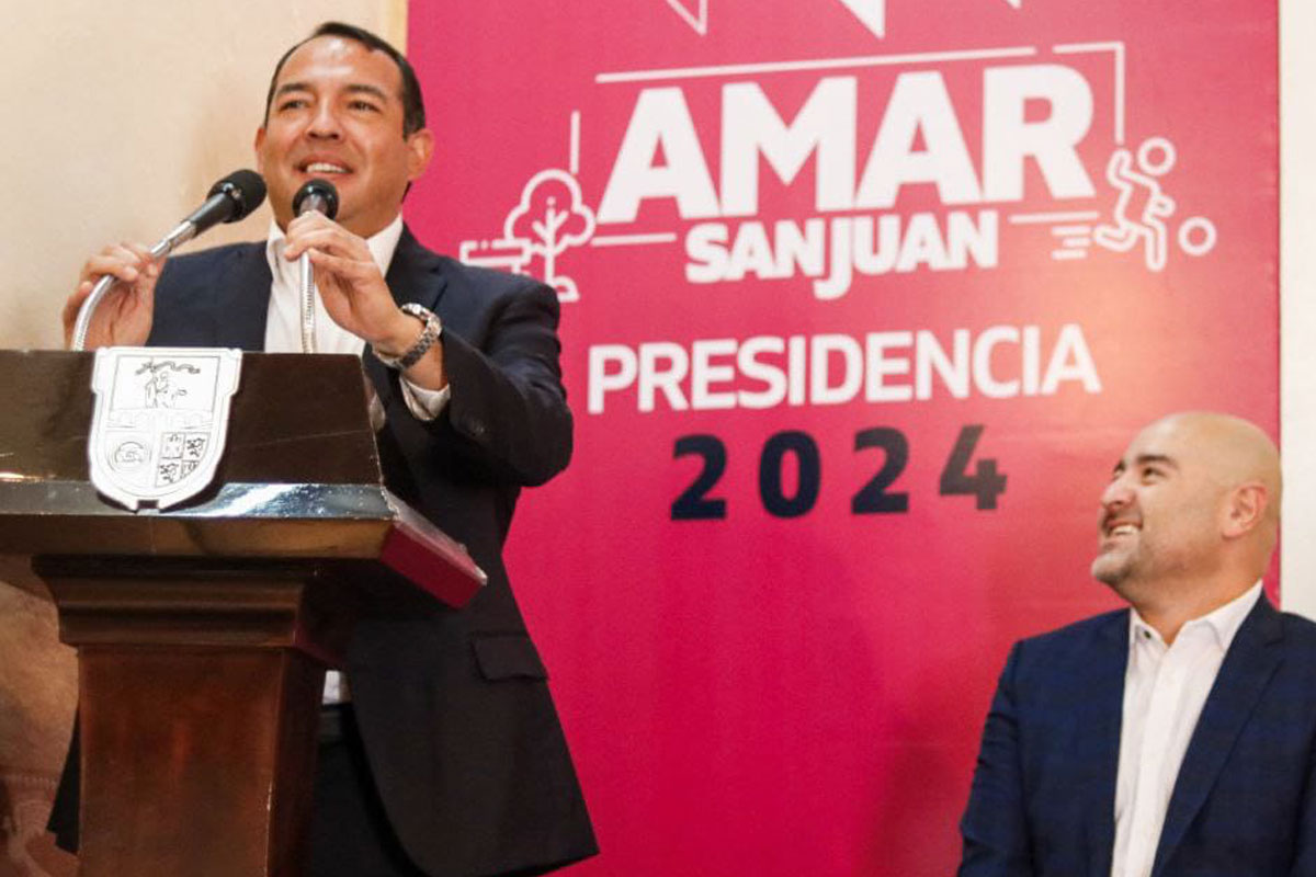 Roberto Cabrera durante firma de convenio con Smart city