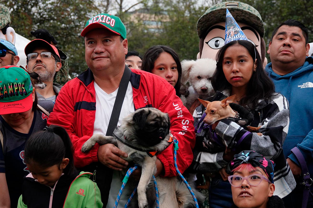 Ciudadanos-en-la-fiesta-del-perro-rescatista
