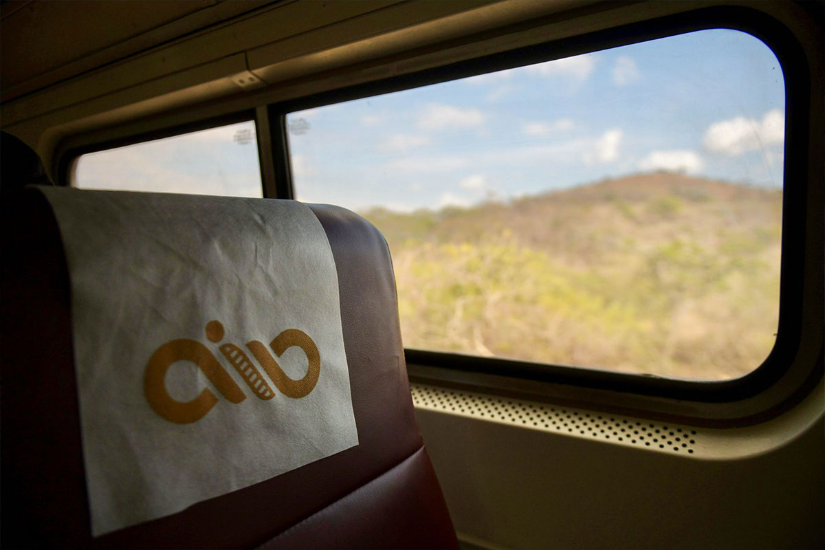 El-Tren-tiene-un-estilo-vintage-por-dentro