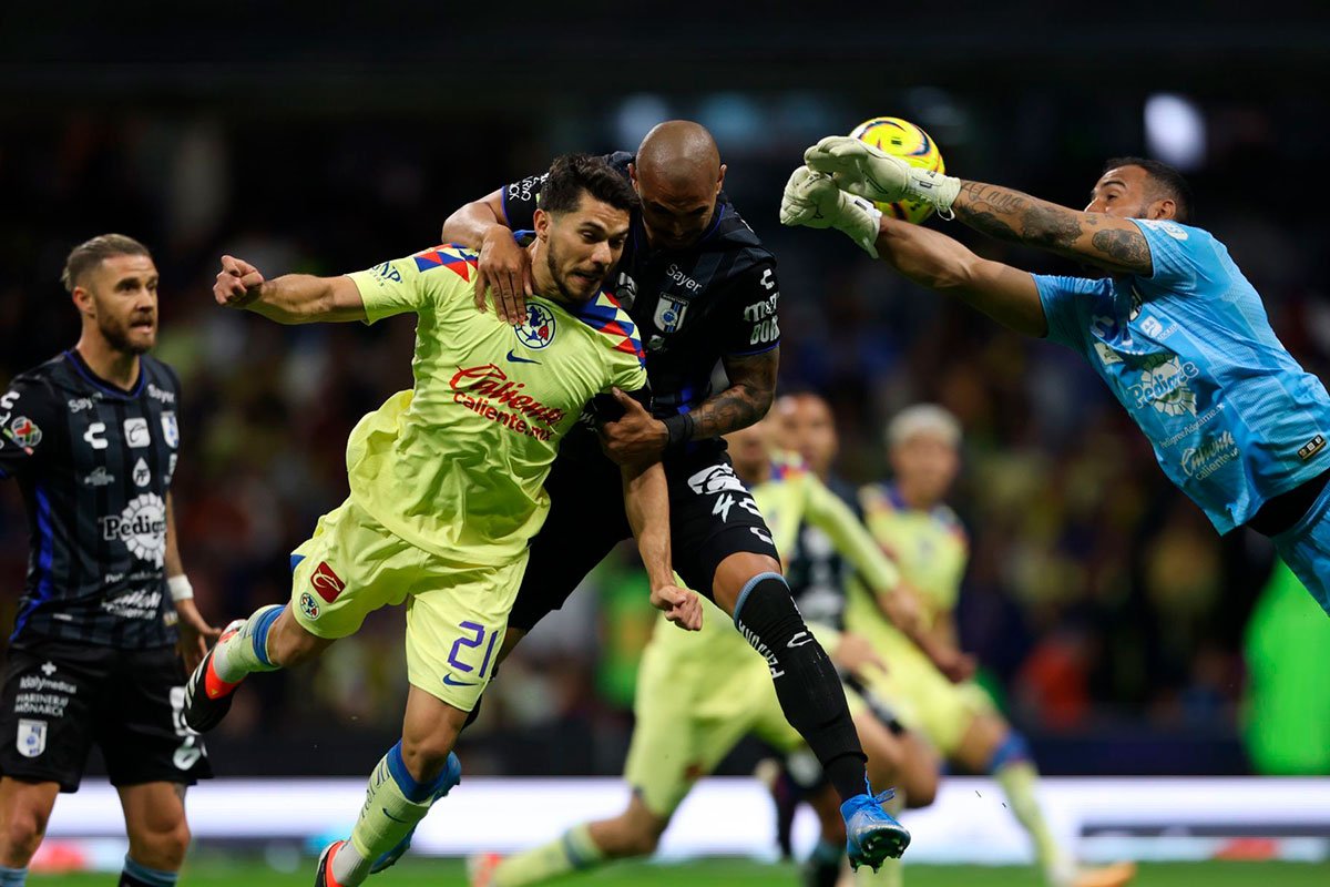 Henry-Martín-cabezeando-a-las-redes-de-Gallos-Blancos