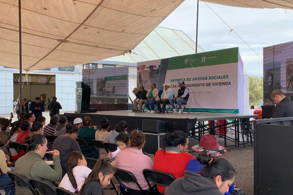 Juan Guzmán entregó apoyos sociales en Huimilpan