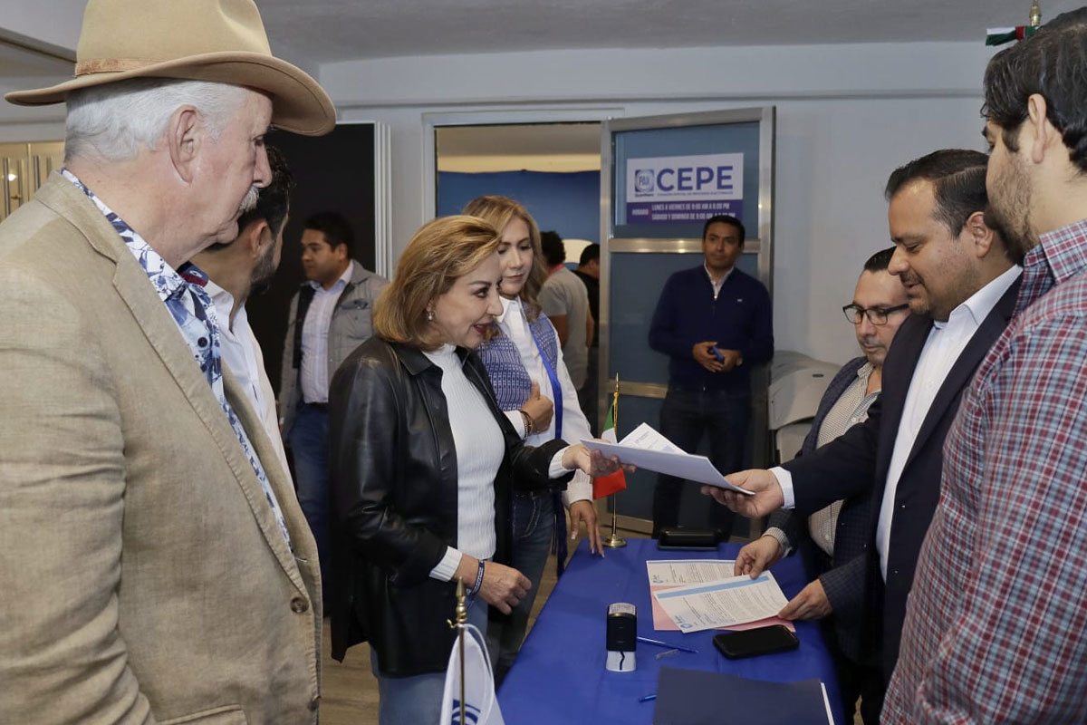Agustín-Dorantes-y-Lupita-Murguía-formalizaron-su-registro-a-la-candidatura-por-el-Senado