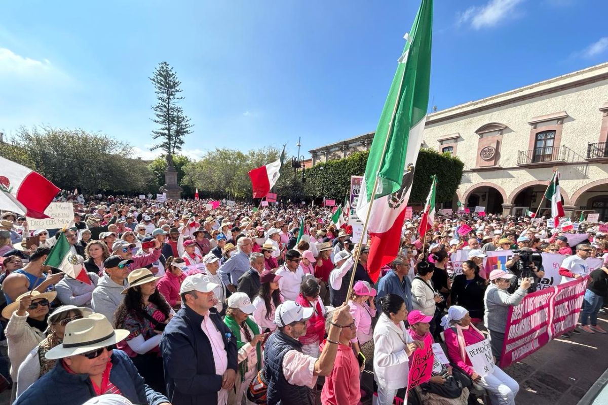 Marcha por la Democracia reúne a 8 mil personas en Querétaro