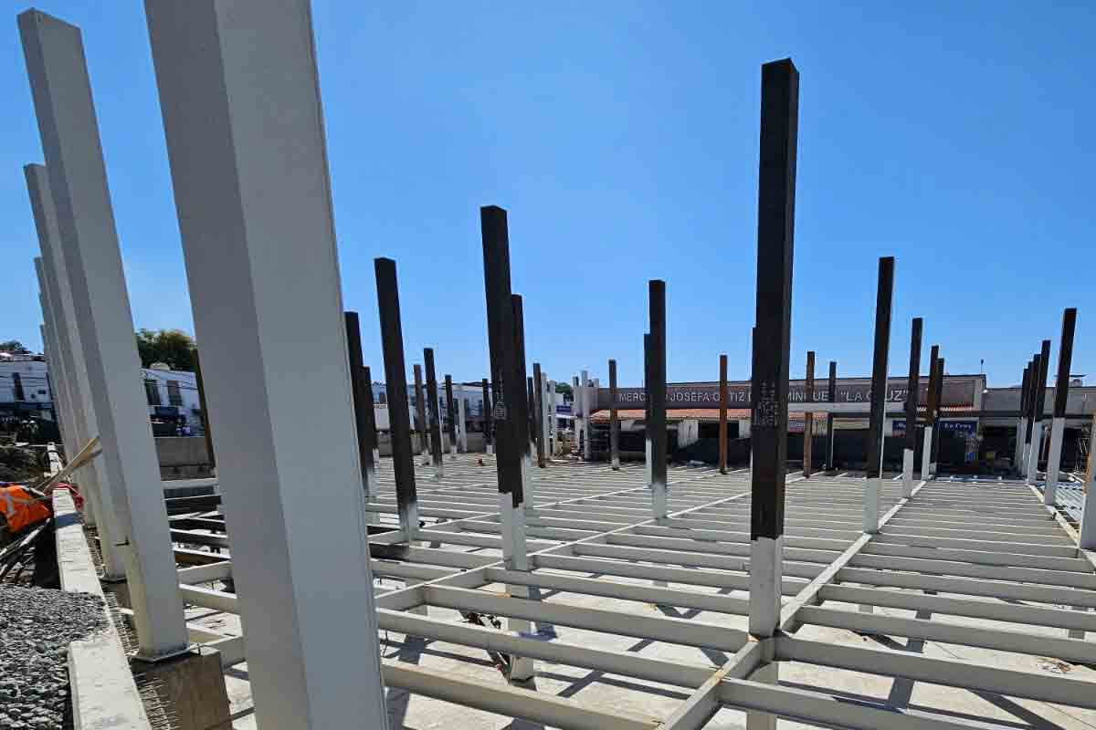 Avanza construcción de estacionamiento del Mercado La Cruz