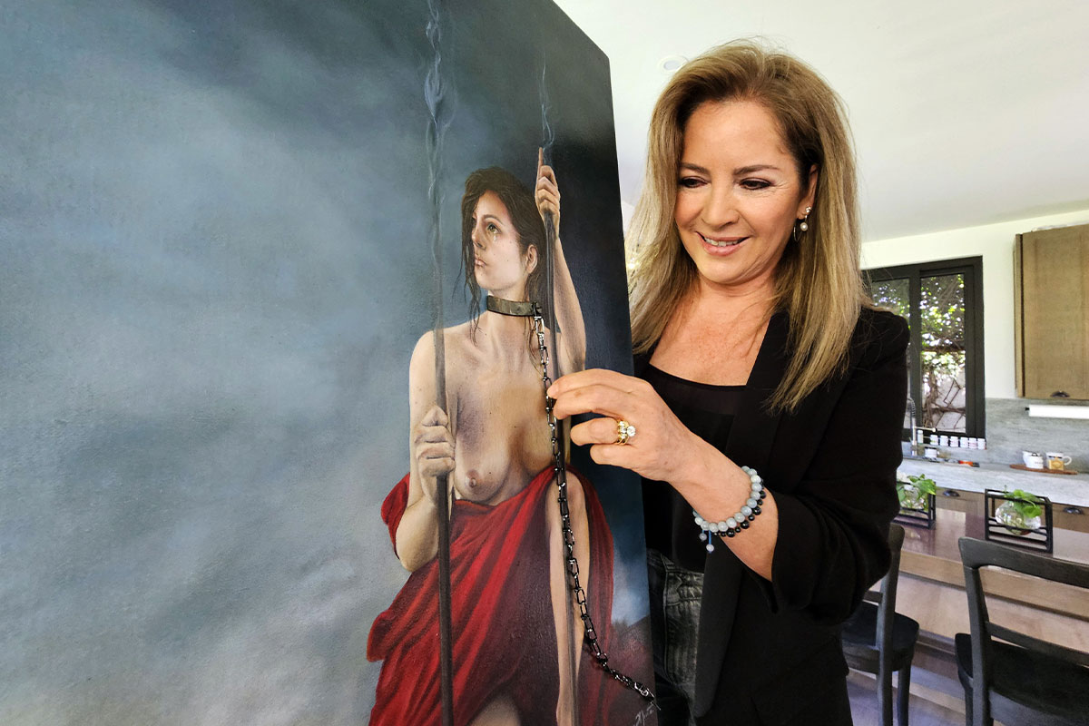 La-artista-queretana-presentando-su-obra-'Trata'