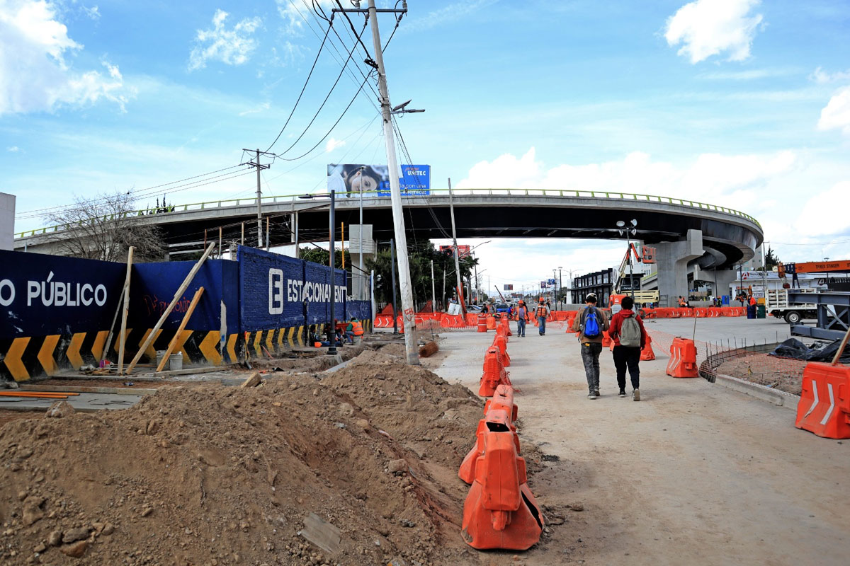 Los-trabajos-sobre-Avenida-cinco-de-febrero