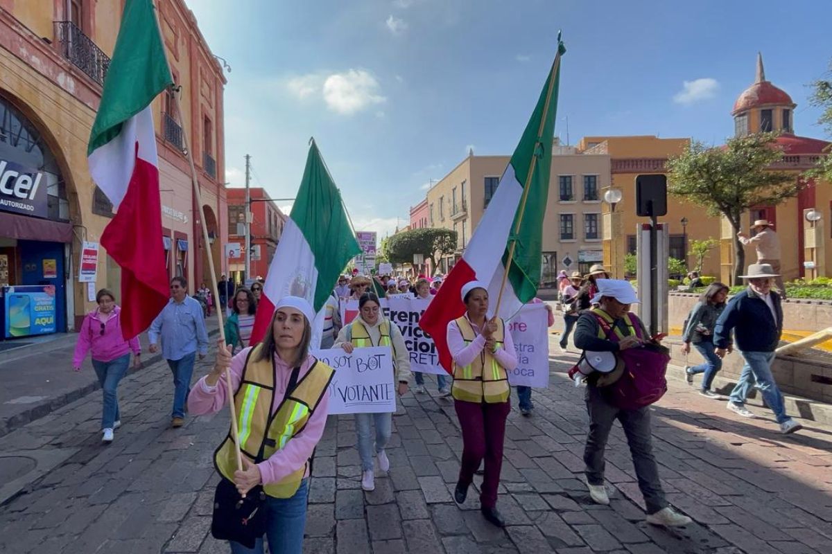 Marcha por la Democracia reúne a 8 mil personas en Querétaro
