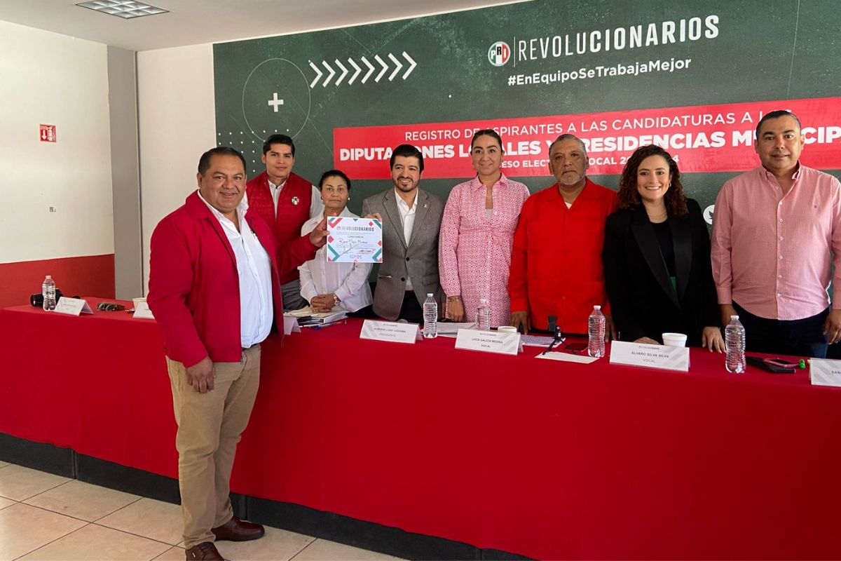 Felifer Macías se registra ante el PRI 
