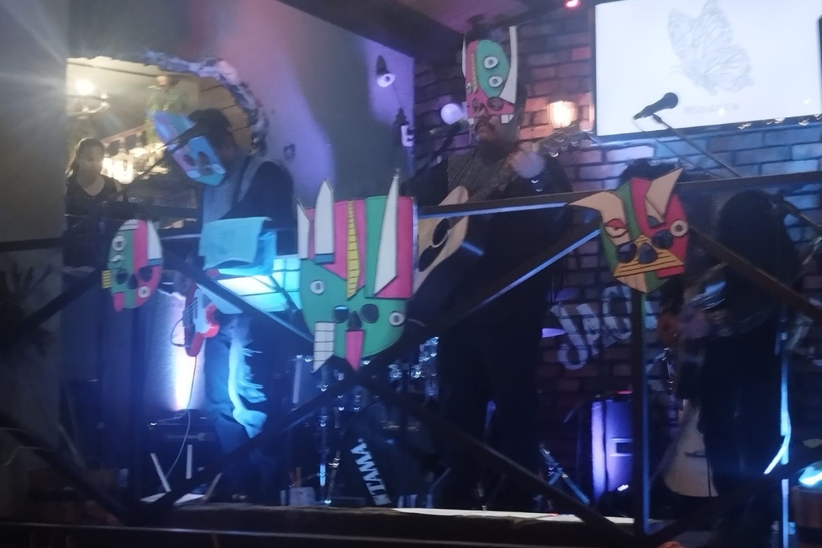 Las 'Canciones a Destiempo Vol. 1' es más que un álbum; es una experiencia auditiva que te invita a explorar la riqueza cultural y musical de México