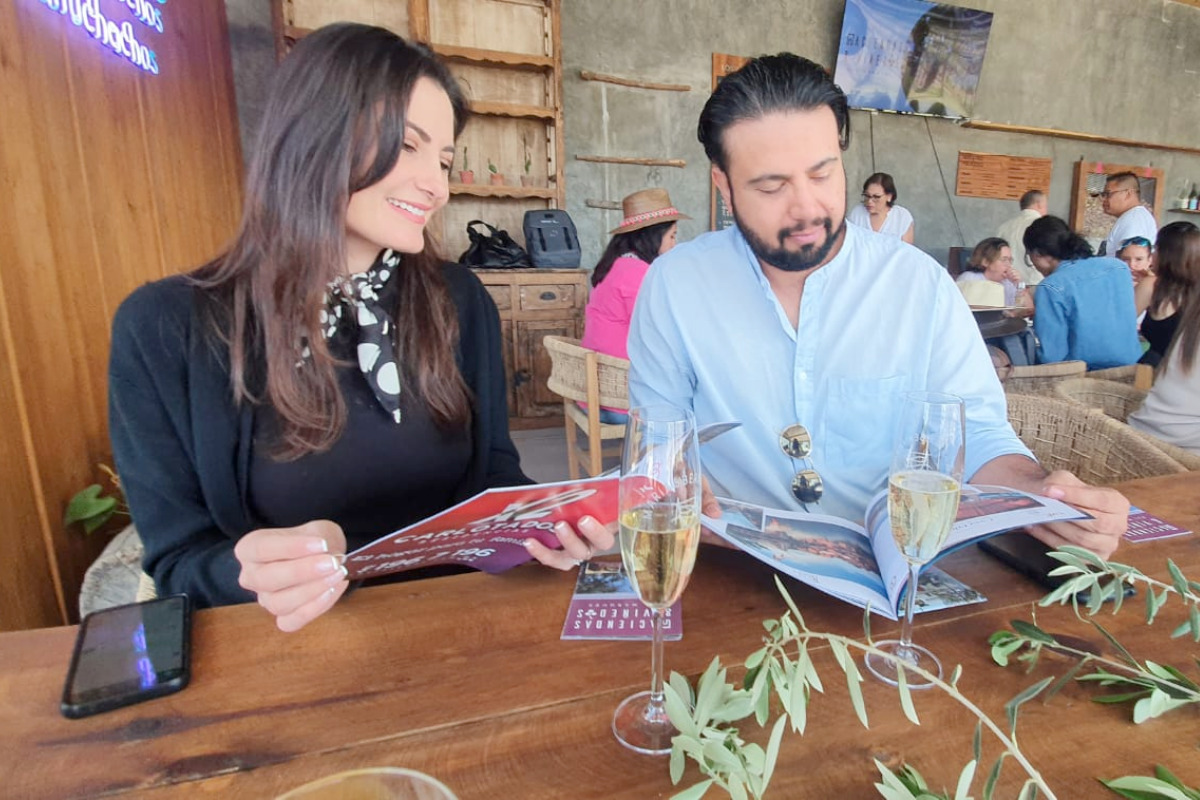 Tras la ceremonia, una visita a la cava permitió a los asistentes participar en el proceso de elaboración del vino, sellando así su propia botella de recuerdos inolvidables.