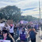 El contingente marchó con carteles