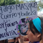 Los carteles hacían un llamado al respeto e igualdad