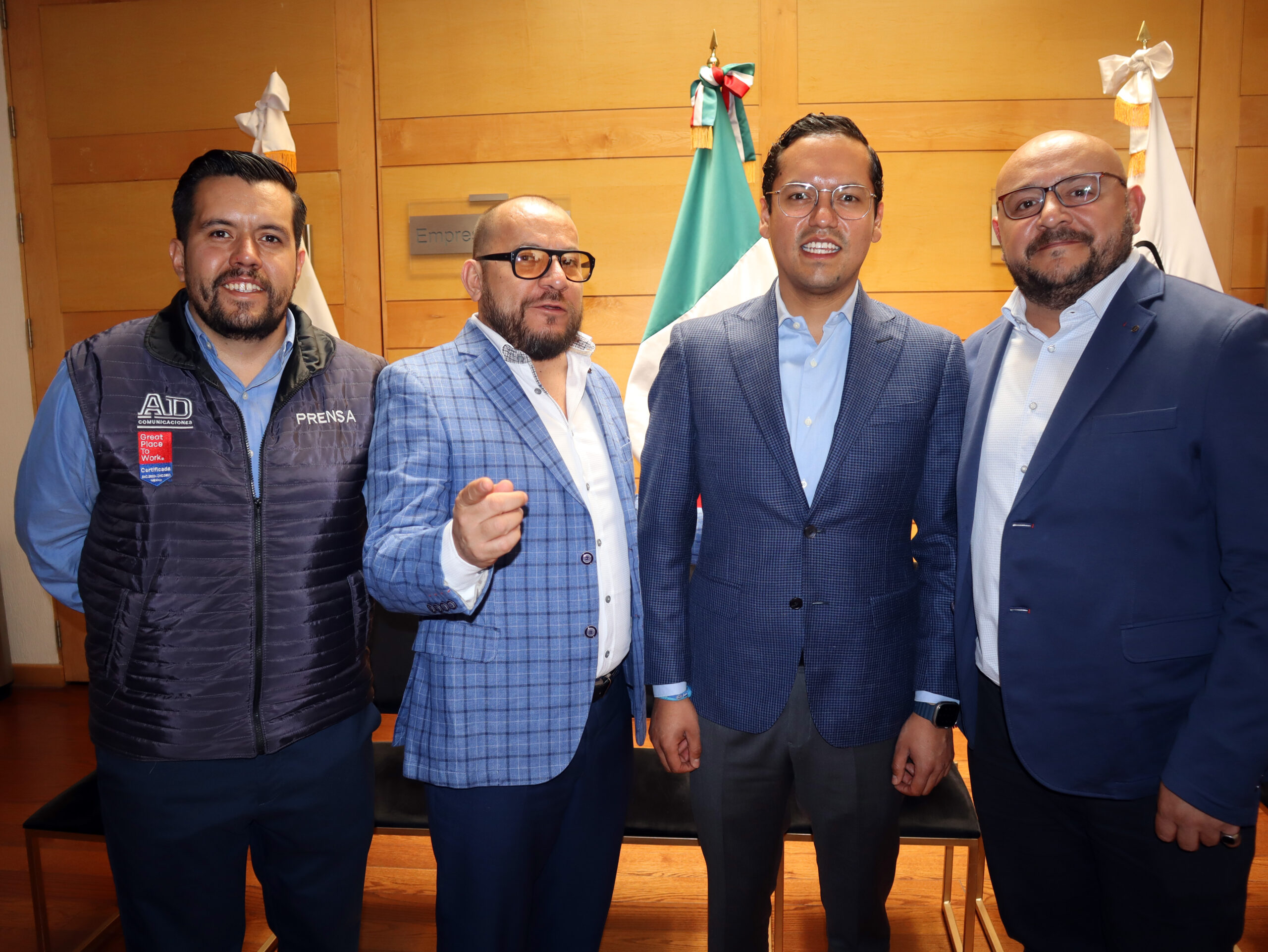 Francisco Pérez, editor de Revista Perfiles; Miguel Ángel Flores, director general editorial de AD Comunicaciones; Josué 'Chepe' Guerrero, candidato a la presidencia municipal de Corregidora; y Antonio Collado, director comercia de AD Comunicaciones.