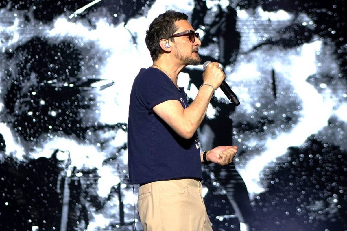 León Larregui se presentó con su característico estilo para cantar éxitos como ‘Brillas’.