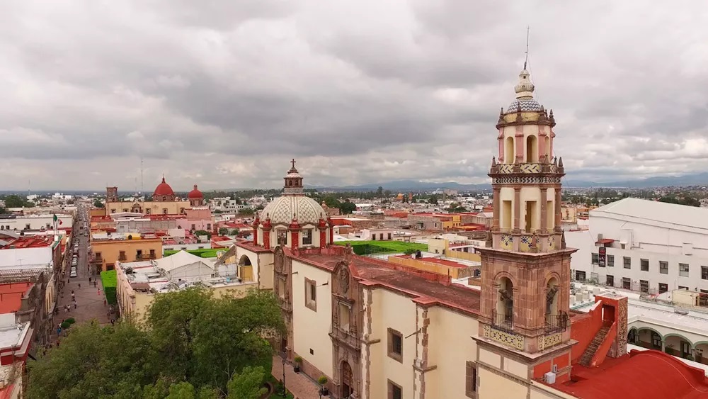 Con una economía diversificada que abarca desde la agricultura hasta el turismo, Colón es un crisol de oportunidades y sueños.
