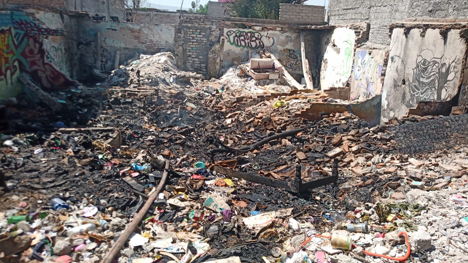 De acuerdo al reporte de Protección Civil de Querétaro, se trata de una vivienda abandonada, en donde había una gran acumulación de 'tiliches'.