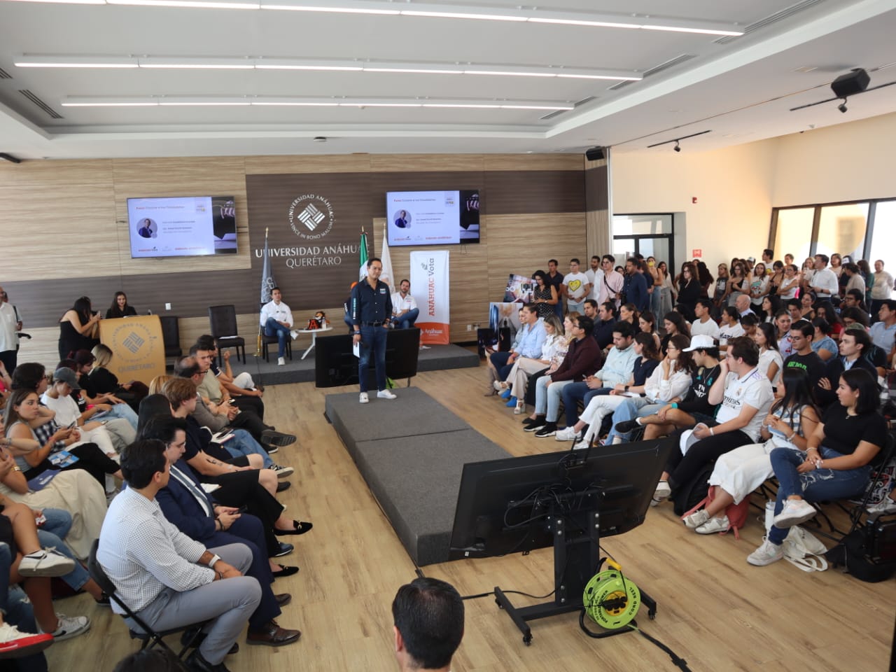 En el encuentro con candidatos, los estudiantes se dijeron preocupados en materia de seguridad y abastecimiento de agua.