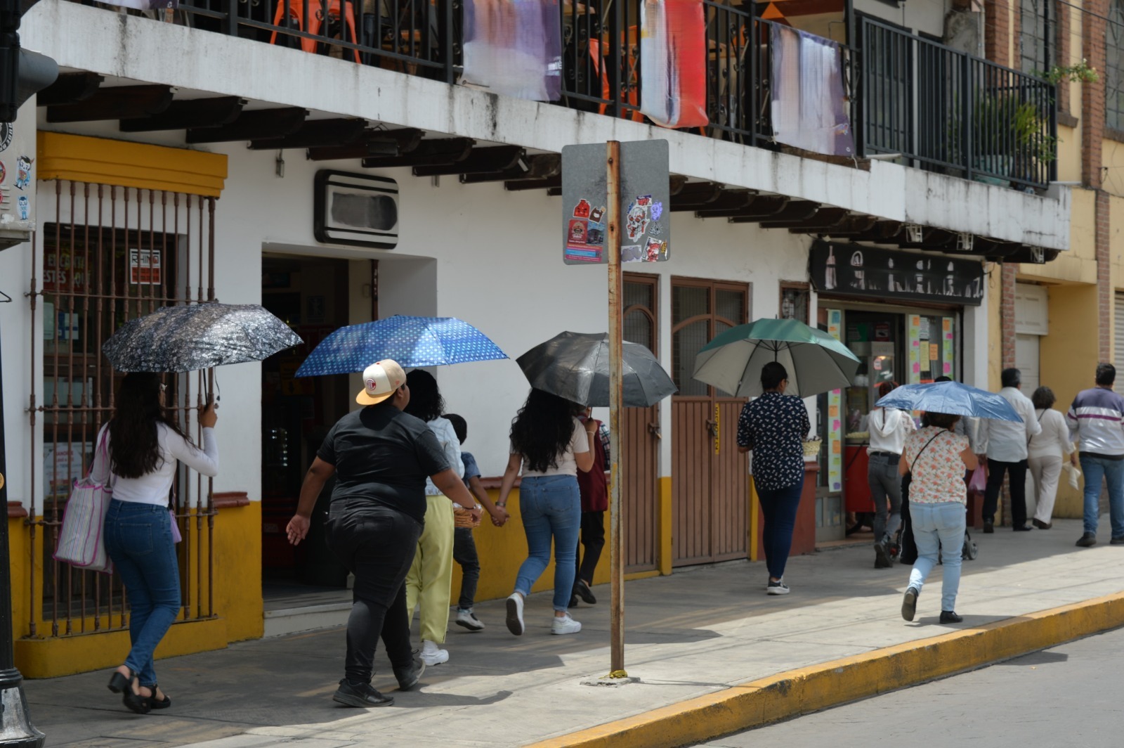 Otra recomendación es el uso de ropa ligera y transpirable que colabore con los mecanismos de termorregulación del cuerpo.