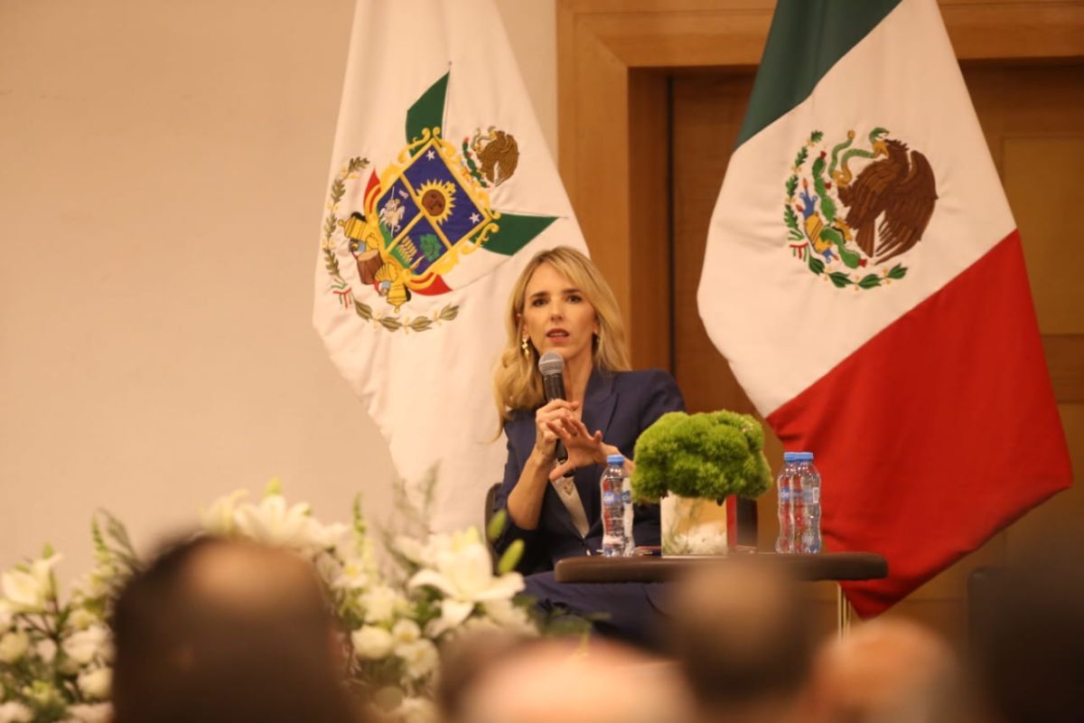 Cayetana Álvarez de Toledo imparte conferencia en Querétaro