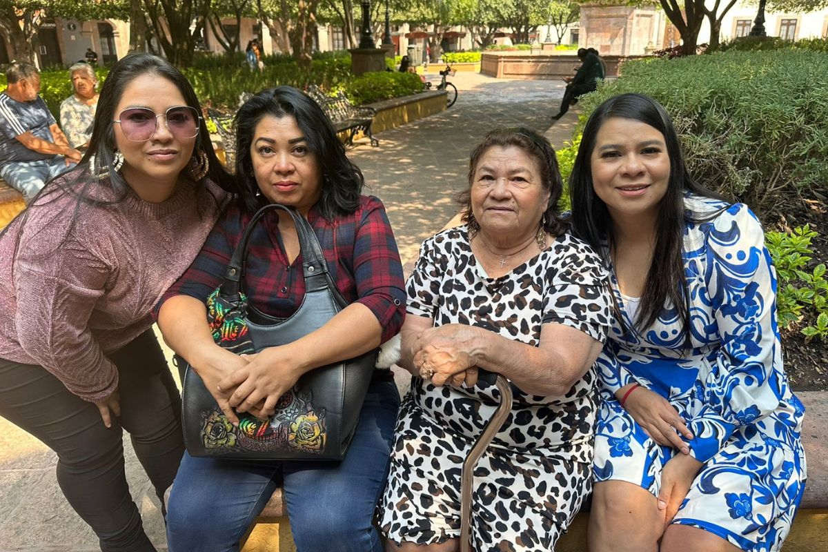 Queretanas acuden al Centro Histórico a festejar el 10 de mayo