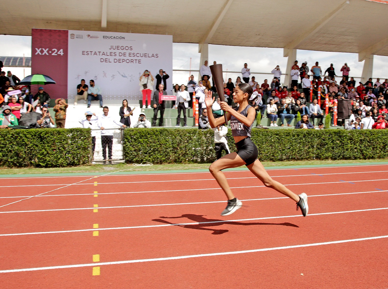 En la Ceremonia de inauguración de los “XX Juegos Estatales de Escuelas del Deporte 2024”, desfilaron representantes de las diversas disciplinas.
