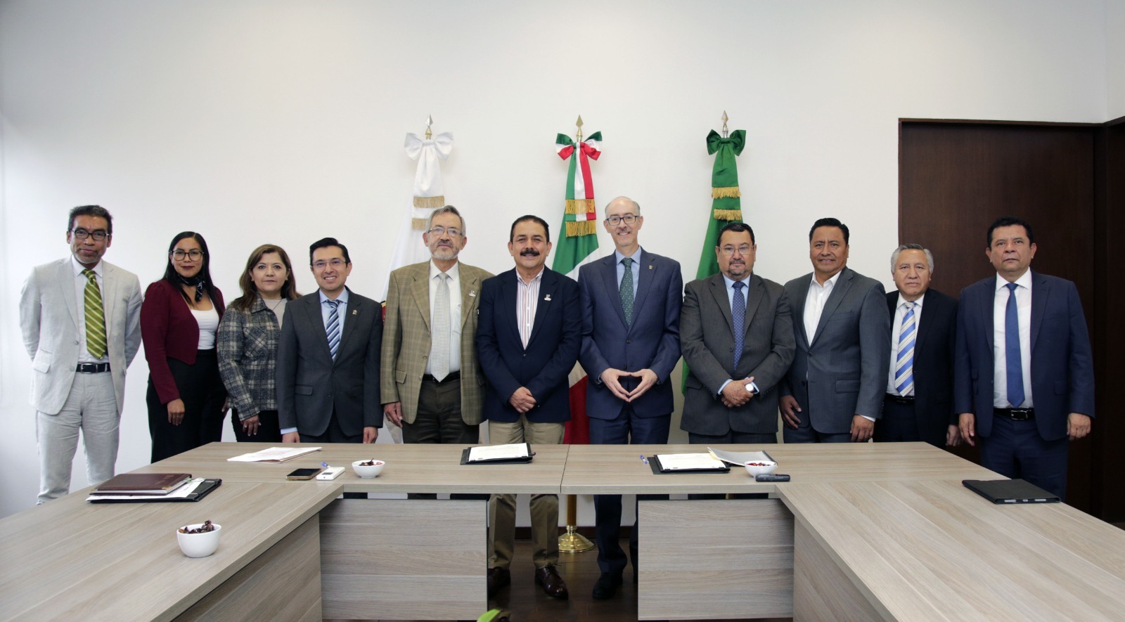 El Convenio Específico de Colaboración para el Acuerdo Estratégico por la Educación Media Superior y Superior del Estado de México se contribuye a abatir el rezago educativo.
