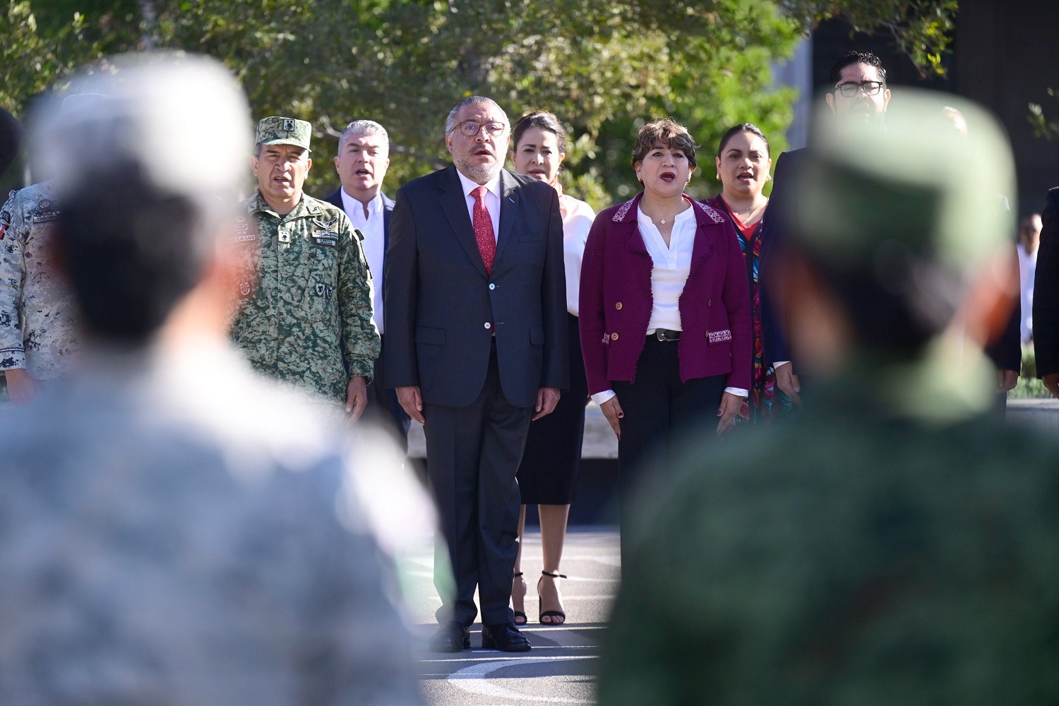 La gobernadora Delfina Gómez encabezó la ceremonia cívica de izamiento de Bandera en la Plaza de los Mártires.