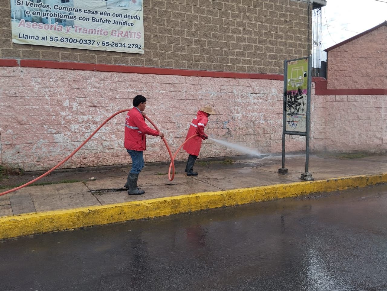 Realizan labores de limpieza, retiro de lodo y desinfección, en respuesta a las recientes afectaciones provocadas por las intensas lluvias.