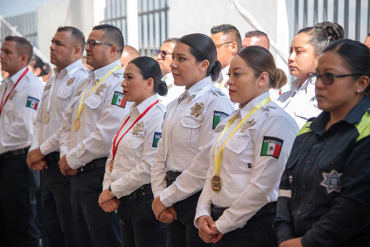 Claudia Martínez reconoce a policías de El Marqués por su labor
