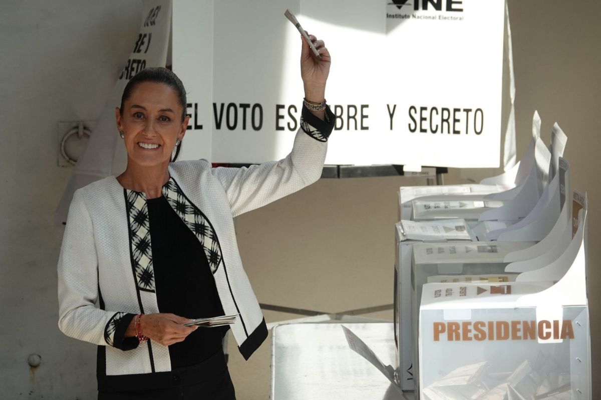 Claudia Sheinbaum Pardo emitiendo su voto