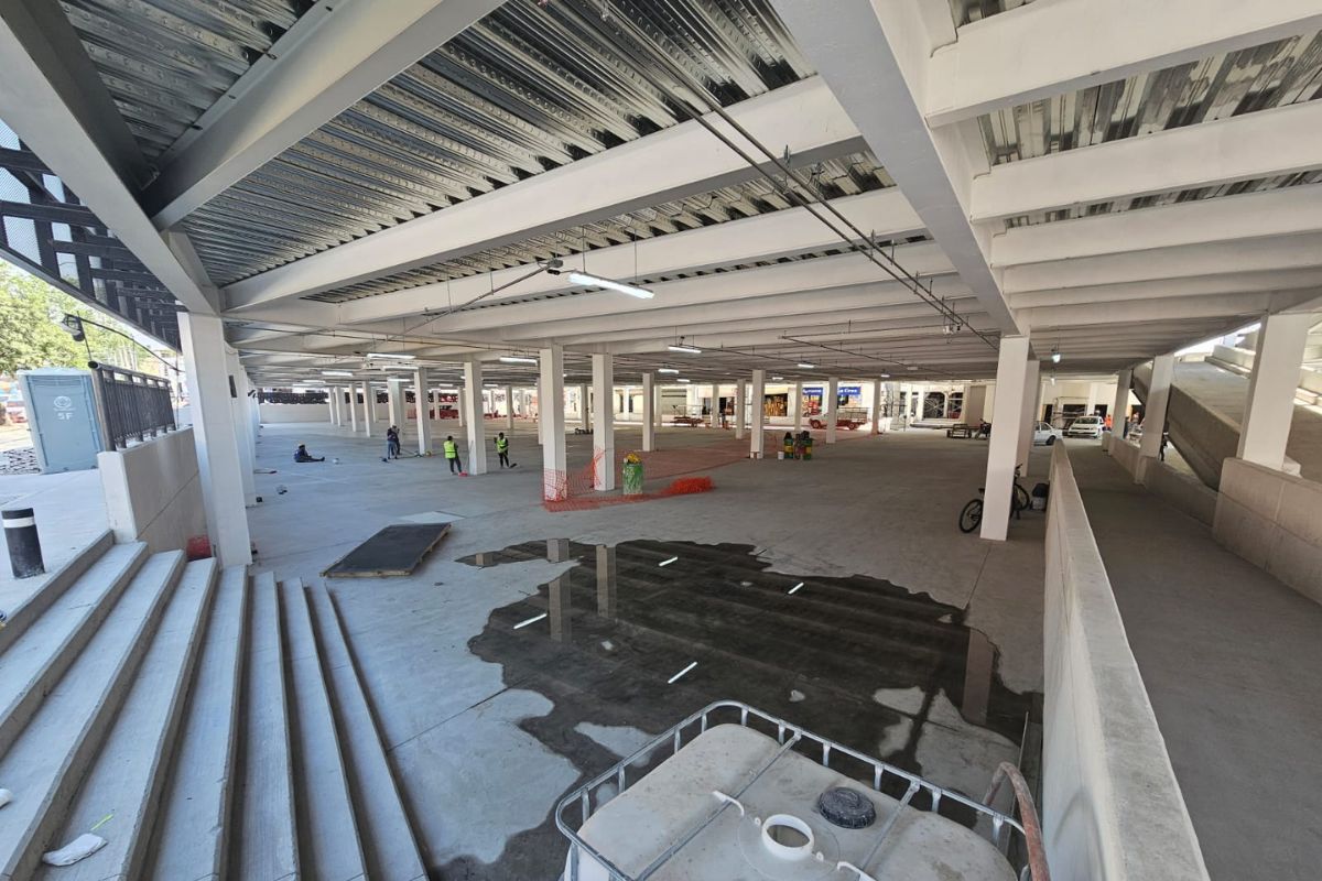Avanza construcción del estacionamiento del mercado de La Cruz