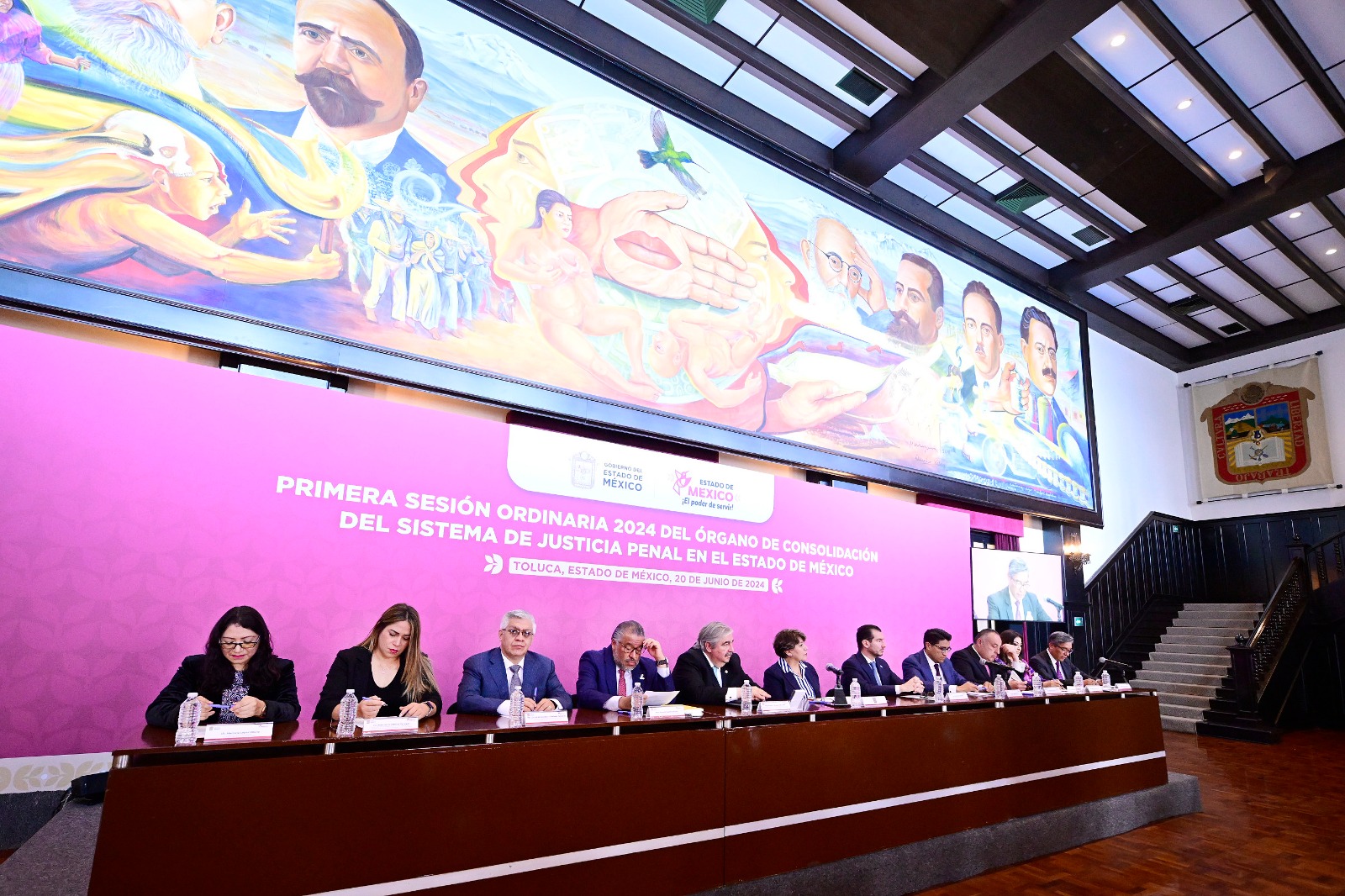 La maestra Delfina Gómez Álvarez estuvo acompañada por representantes del Poder Judicial y Legislativo en el Estado de México.