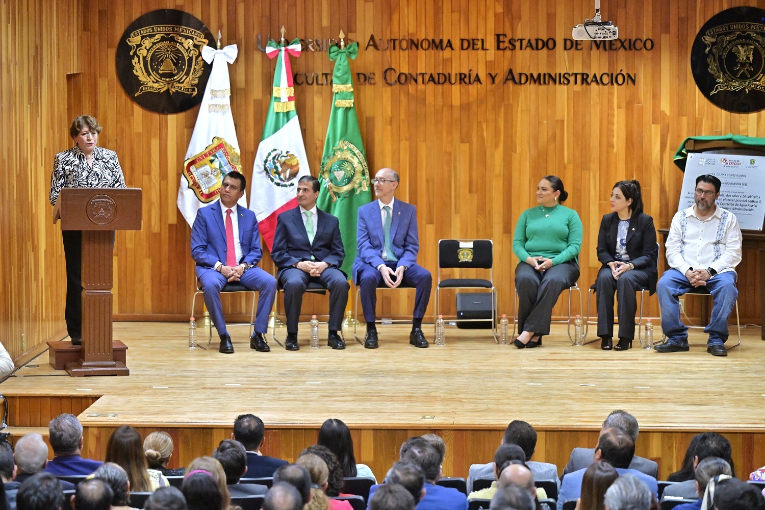 La gobernadora Delfina Gómez Álvarez y el rector Carlos Barrera Díaz entregaron la construcción de aulas y cubículos de la Facultad de Contaduría y Administración.