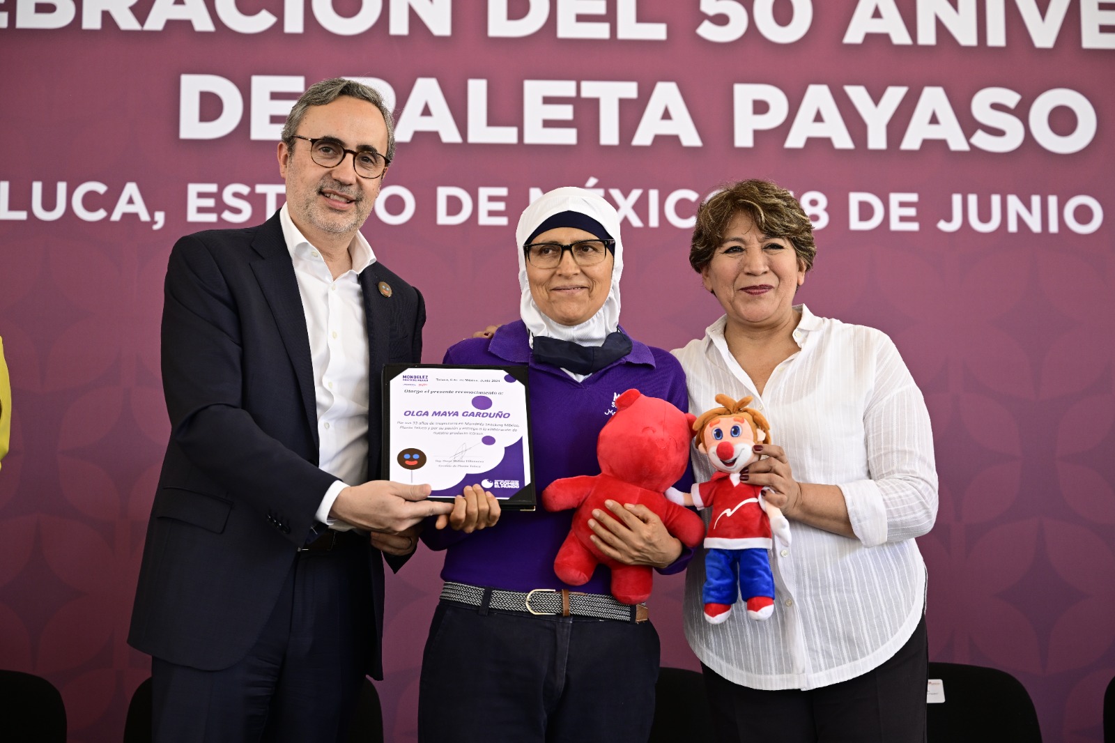 La Gobernadora Delfina Gómez Álvarez entregó un reconocimiento a Olga Maya Garduño, Maestra de la “Línea Paleta Payaso” por 33 años de antigüedad en la empresa.