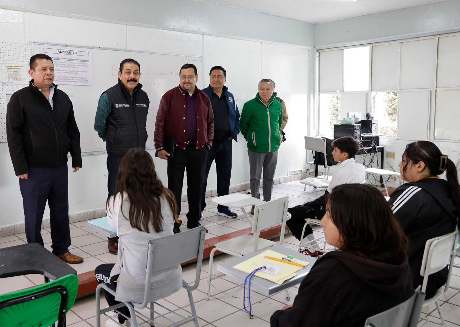 El Secretario sostuvo un diálogo con estudiantes, padres de familia y personal docente.