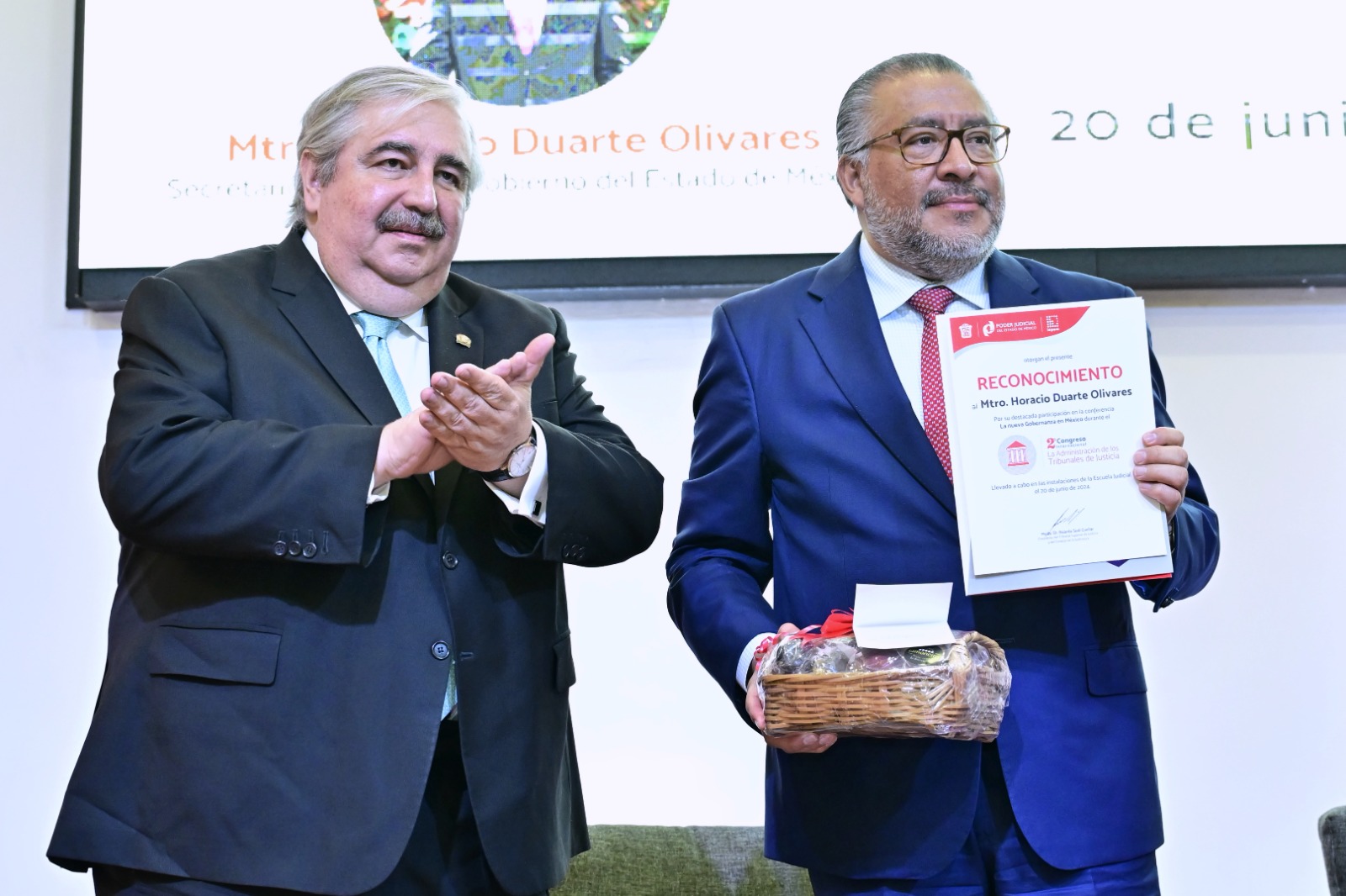 El Presidente Magistrado del Poder Judicial del Estado de México, Ricardo Sodi Cuellar entregó un reconocimiento al Secretario Horacio Duarte Olivares por su participación.