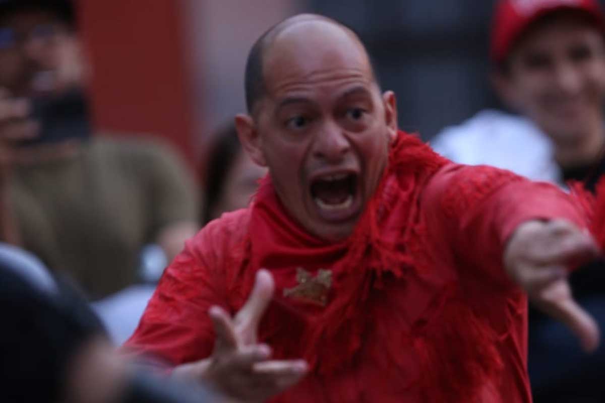 El grupo teatral, Dados, llevó un performance que sorprendió a todo el público