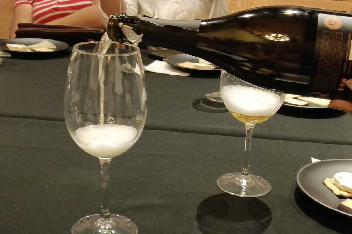 En-este-lugar-se-cuenta-con-más-de-300-etiquetas-de-vino