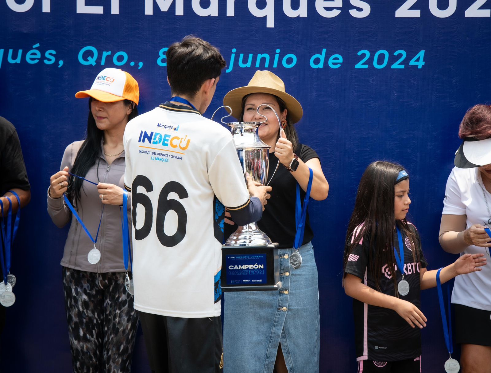 Claudia Martínez Guevara felicitó a los mil 350 jugadores de los 45 equipos.