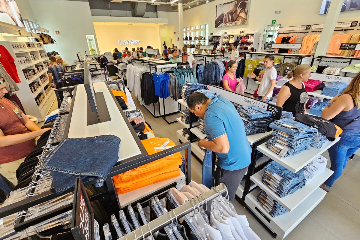 Entre los productos con descuentos son ropa, calzado, perfumes, electrodomésticos, juguetería, entre otros