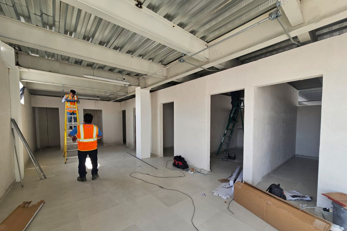 Avanza construcción del estacionamiento del mercado de La Cruz