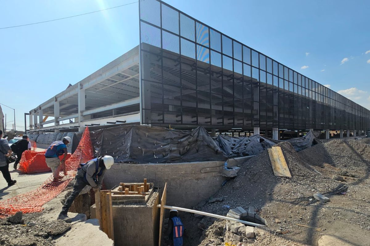 Avanza construcción del estacionamiento del mercado de La Cruz