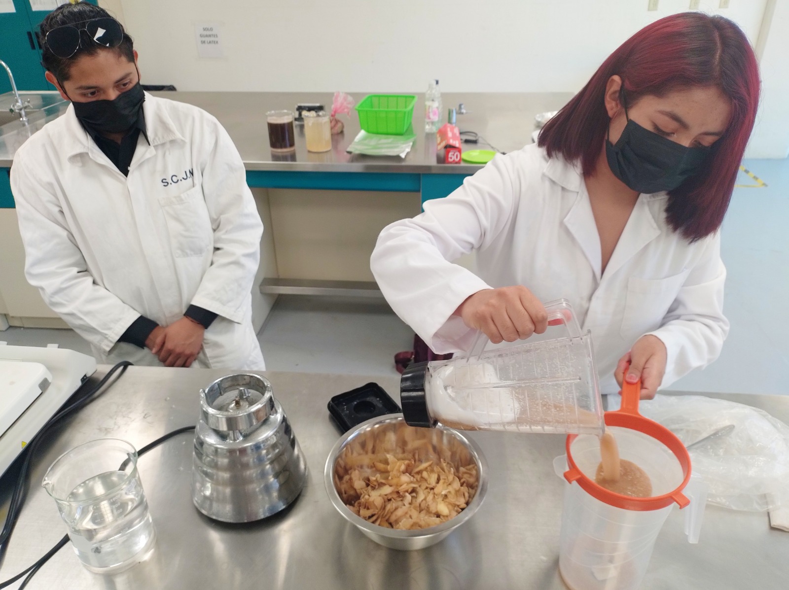 Este innovador proyecto representa un avance significativo en la lucha contra la contaminación por plásticos, ofreciendo una alternativa biodegradable y ecológica.